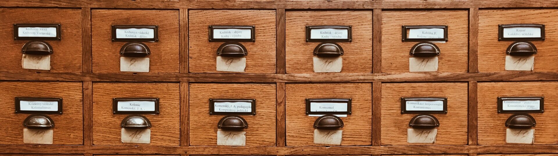 Foto de um catálogo antigo de fichas de biblioteca.